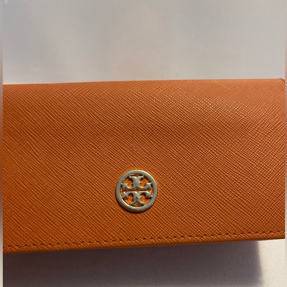 Tory Burch Glasses Case
Pre-owned good condition - Picture 2 of 6